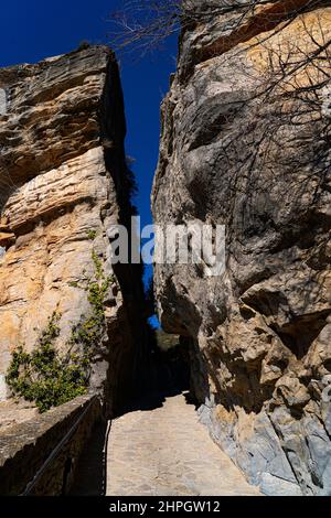 Pas de la Foradada, Sant Miquel del Fai, un monastère de 11th siècles dans les montagnes Cingles del Berti, près de Barcelone. Il a été un bien de interés C. Banque D'Images