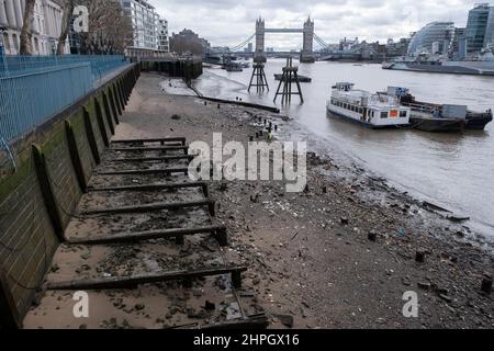 Les gens qui profitent de l'estran à marée basse le long de la Tamise au London Bridge le 3rd février 2022 à Londres, Royaume-Uni. La Tamise, connue également sous le nom de rivière Isis, est une rivière qui traverse le sud de l'Angleterre, y compris Londres. À 215 miles, c'est la plus longue rivière entièrement en Angleterre et la deuxième plus longue au Royaume-Uni, et c'est l'élément vital de l'économie, des voyages, du tourisme et des transports dans la capitale. Banque D'Images