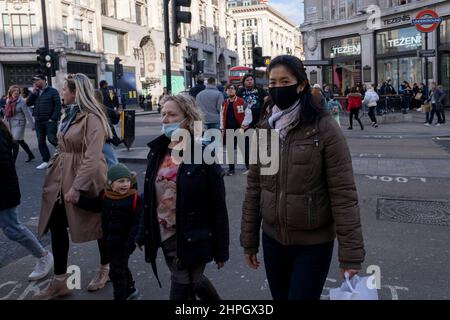 Le 17th février 2022, à Londres, au Royaume-Uni, les visiteurs et les clients viennent dans un quartier commerçant toujours très animé d'Oxford Street. Beaucoup de gens portent encore des masques dans la rue malgré l'imminence de vivre avec Covid plans qui doivent être établis par le gouvernement et la fin possible de presque toutes les restrictions. Banque D'Images