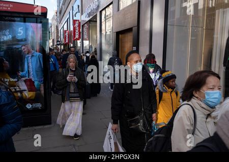 Le 17th février 2022, à Londres, au Royaume-Uni, les visiteurs et les clients viennent dans un quartier commerçant toujours très animé d'Oxford Street. Beaucoup de gens portent encore des masques dans la rue malgré l'imminence de vivre avec Covid plans qui doivent être établis par le gouvernement et la fin possible de presque toutes les restrictions. Banque D'Images