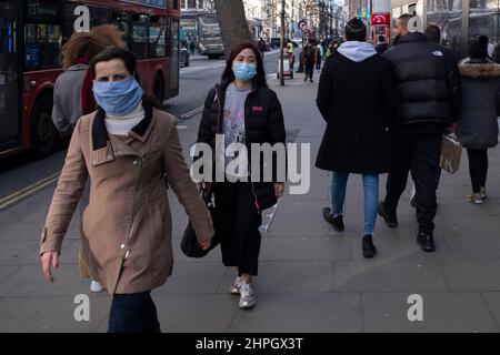 Le 17th février 2022, à Londres, au Royaume-Uni, les visiteurs et les clients viennent dans un quartier commerçant toujours très animé d'Oxford Street. Beaucoup de gens portent encore des masques dans la rue malgré l'imminence de vivre avec Covid plans qui doivent être établis par le gouvernement et la fin possible de presque toutes les restrictions. Banque D'Images