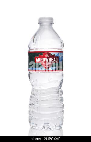 IRVINE, CALIFORNIE - 21 FÉVRIER 2022 : une bouteille en plastique d'Arrowhead Mountain Spring Water. Banque D'Images