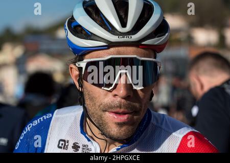 Thibaut Pinot vu à la fin de la dernière étape.Nairo Quintana, chef de l'équipe Arkea-Samsic, est le vainqueur de la dernière étape du Tour 06-83 entre Villefranche-sur-Mer et Blausasc. Guillaume Martin, de l'équipe Cofidis, a terminé deuxième à 01'21'' et Thibaut Pinot, de l'équipe Groupama-FDJ, troisième à 01'30''. Colombien Nairo Quintana (équipe Arkea Samsic) remporte la classification globale du Tour du Var et des Alpes-Maritimes 2022 devant le Belge Tim Wellens (équipe Lotto Soudal) et le pilote français Guillaume Martin (équipe Cofidis). Banque D'Images