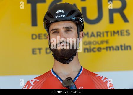 Nacer Bouhani (équipe Arkea Samsic) vu avant le début de la course.Nairo Quintana, chef de l'équipe Arkea-Samsic, est le vainqueur de la dernière étape du Tour 06-83 entre Villefranche-sur-Mer et Blausasc. Guillaume Martin, de l'équipe Cofidis, a terminé deuxième à 01'21'' et Thibaut Pinot, de l'équipe Groupama-FDJ, troisième à 01'30''. Colombien Nairo Quintana (équipe Arkea Samsic) remporte la classification globale du Tour du Var et des Alpes-Maritimes 2022 devant le Belge Tim Wellens (équipe Lotto Soudal) et le pilote français Guillaume Martin (équipe Cofidis). Banque D'Images