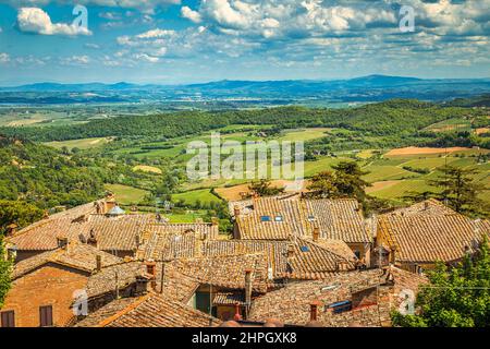 Vue de la ville de Montepulciano à la campagne environnante, région Toscane de l'Italie, Europe. Banque D'Images