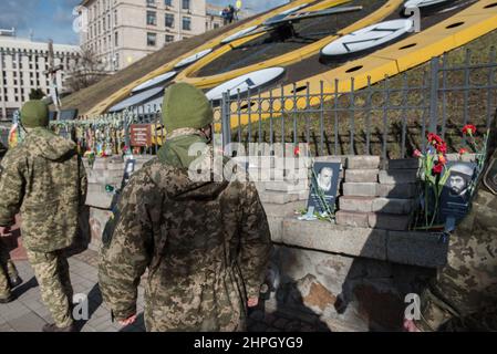 Kiev, Ukraine. 20th févr. 2022. Dimanche, les Ukrainiens ont honoré la vie de dizaines de personnes que le gouvernement a abattu lors du soulèvement populaire de 2014 dans le pays, appelé la révolution Euromaidan. Les gens placent des fleurs à un mémorial pour ceux qui ont été tués dans la Révolution de dignité de 2014. Euromaidan était une vague de manifestations et de troubles civils en Ukraine, qui a commencé le 21 novembre 2013. (Image de crédit : © Jakub Podkowiak/PRESSCOV via ZUMA Press Wire) Banque D'Images