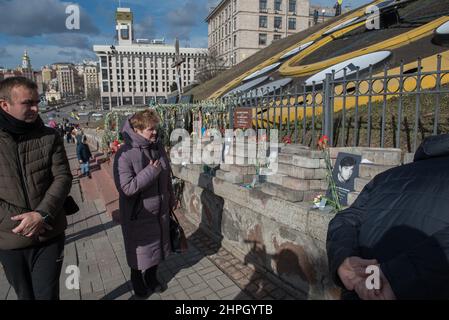 Kiev, Ukraine. 20th févr. 2022. Dimanche, les Ukrainiens ont honoré la vie de dizaines de personnes que le gouvernement a abattu lors du soulèvement populaire de 2014 dans le pays, appelé la révolution Euromaidan. Les gens placent des fleurs à un mémorial pour ceux qui ont été tués dans la Révolution de dignité de 2014. Euromaidan était une vague de manifestations et de troubles civils en Ukraine, qui a commencé le 21 novembre 2013. (Image de crédit : © Jakub Podkowiak/PRESSCOV via ZUMA Press Wire) Banque D'Images