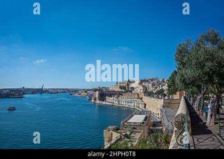 Vue panoramique sur le mur de la ville et le port de la Valette, Malte. Banque D'Images