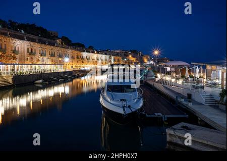 Quartier riverain de la Valette avec petit port avec bateaux, cafés et restaurants illuminés la nuit. Banque D'Images