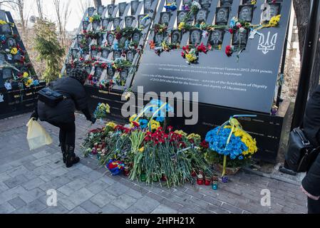 Kiev, Ukraine. 20th févr. 2022. Dimanche, les Ukrainiens ont honoré la vie de dizaines de personnes que le gouvernement a abattu lors du soulèvement populaire de 2014 dans le pays, appelé la révolution Euromaidan. Les gens placent des fleurs à un mémorial pour ceux qui ont été tués dans la Révolution de dignité de 2014. Euromaidan était une vague de manifestations et de troubles civils en Ukraine, qui a commencé le 21 novembre 2013. (Photo de Jakub Podkowiak/PRESSCOV/Sipa USA) crédit: SIPA USA/Alay Live News Banque D'Images