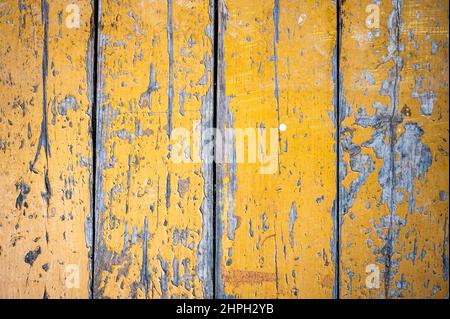 Vieux panneaux avec peinture jaune craquelée. Arrière-plan rustique classique. Banque D'Images