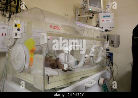 Un des jumeaux siamois qui ont été séparés avec succès à l'hôpital de Harare est vu dans un incubateur. La chirurgie a été la première du genre au Zimbabwe. Banque D'Images