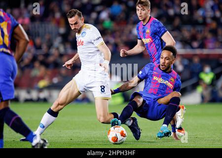 BARCELONE - 17 FÉVRIER : Fabian Ruiz (L) et Aubaleyang (R) en action lors du match de l'UEFA Europa League entre le FC Barcelone et la SSC Napoli au Camp N Banque D'Images