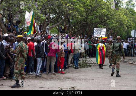 Les trôngs de la population ne peuvent se poursuivre après qu'ils aient menacé de marcher dans la maison du président Mugabe à Harare, au Zimbabwe. Banque D'Images