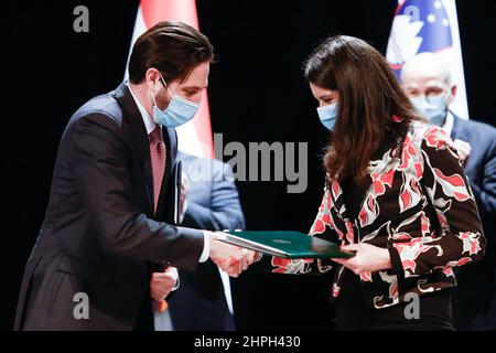 Lendava, Slovénie. 21st févr. 2022. La ministre slovène de l'éducation, Simona Kustec (R), et la vice-ministre hongroise des Affaires étrangères, Levente Magyar (L), signent un accord de coopération dans le domaine de l'éducation, de la culture, Et la science pour la période 2022-2025 à Lendava.la signature a eu lieu lors de la visite du Premier ministre hongrois Viktor Orban avec le Premier ministre slovène Janez Jansa et la signature d'un accord sur la coopération régionale transfrontalière. Crédit : SOPA Images Limited/Alamy Live News Banque D'Images