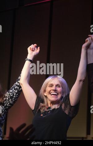 Sharon Shannon, musicien irlandais et joueur d'accordéon, célèbre en tenant les mains de collègues interprètes à la fin du concert de Liverpool Philarmonic . Banque D'Images
