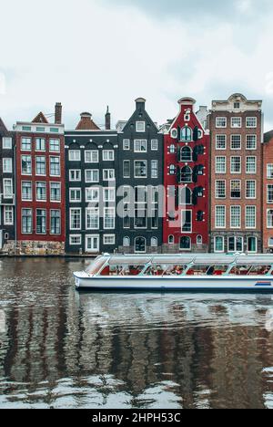 Les maisons étroites de Damrak à Amsterdam, pays-Bas Banque D'Images