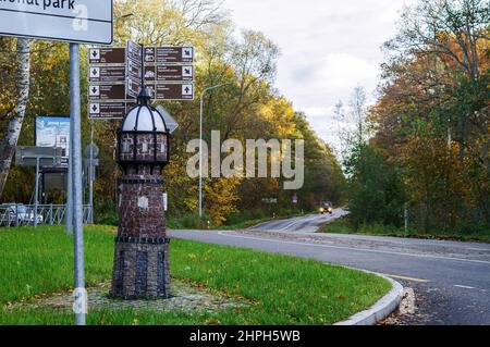 Spit de Keronian, région de Kaliningrad, Russie, 24 octobre 2021. La route de la réserve. Panneau stylisé de la zone. Banque D'Images