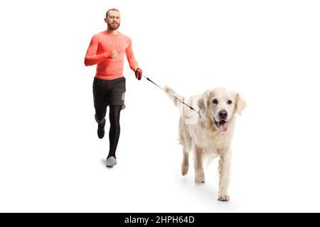 Homme dans les vêtements de sport courant avec un chien retriever sur une laisse isolée sur fond blanc Banque D'Images