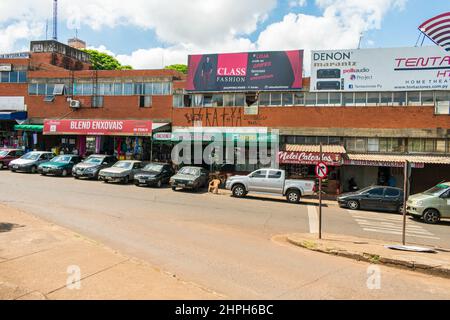 Foz do Iguacu, Brésil - Circa janvier 2020: Magasins dans le quartier de Vila portes, populaire zone de commerce bon marché à Foz do Iguacu Banque D'Images