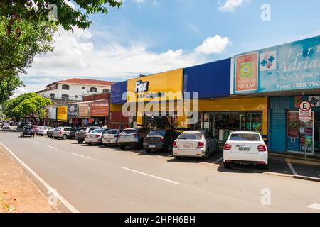 Foz do Iguacu, Brésil - Circa janvier 2020: Magasins dans le quartier de Vila portes, populaire zone de commerce bon marché à Foz do Iguacu Banque D'Images