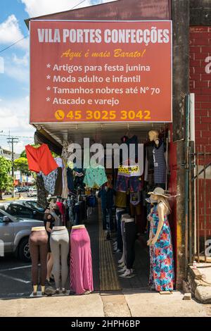 Foz do Iguacu, Brésil - Circa janvier 2020: Magasin de vêtements dans le quartier de Vila portes, zone de commerce populaire à Foz do Iguacu Banque D'Images