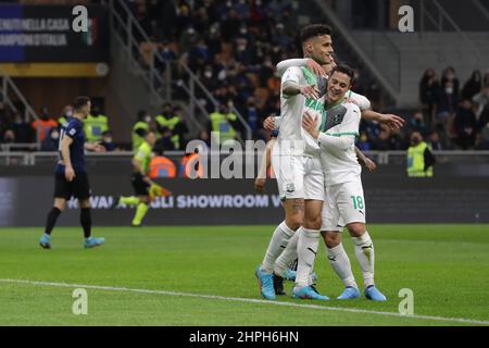 Milan, Italie, 20th février 2022. Gianluca Scamaca des États-Unis Sassuolo fête avec ses coéquipiers après avoir misé pour donner à la partie une avance de 2-0 lors du match de la série A à Giuseppe Meazza, Milan. Le crédit photo devrait se lire: Jonathan Moscrop / Sportimage Banque D'Images