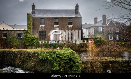 Une maison vide et abandonnée sur les rives d'un canal près de la rivière Corrib dans le centre de Galway en Irlande. Banque D'Images