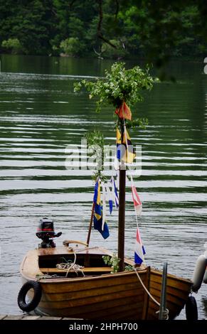 Mât de voilier décoré en milieu de vacances d'été en Suède. Banque D'Images