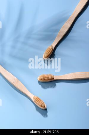 Brosse à dents en bambou, produits d'entretien zéro déchet Banque D'Images