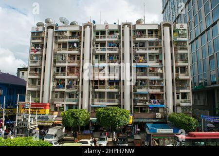 Immeuble d'appartements birman dans le centre urbain de la ville de Yangon, Myanmar Asie Banque D'Images