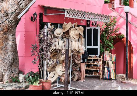 Entrée au magasin avec des souvenirs cubains pour les touristes: Chapeaux de paille, sandales en cuir, battes de baseball en bois Banque D'Images