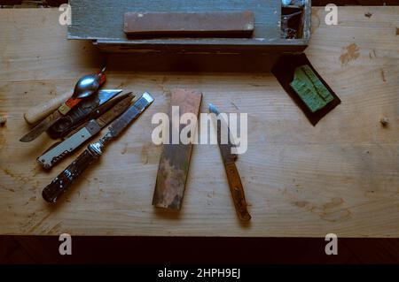 Anciens outils utilisés sur la table. Divers outils à main ménagers. Pose à plat. Banque D'Images