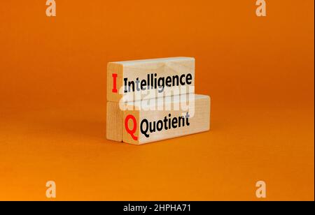 Symbole du quotient de l'intelligence IQ. Concept mots IQ intelligence quotient sur des blocs de bois sur une belle table orange fond orange. IQ d'entreprise dans Banque D'Images