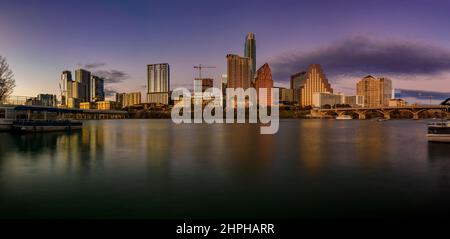 Panorama avec des gratte-ciel reflétant le coucher du soleil lumière d'heure d'or vue sur Lady Bird Lake ou Town Lake sur le fleuve Colorado à Austin, Texas USA Banque D'Images