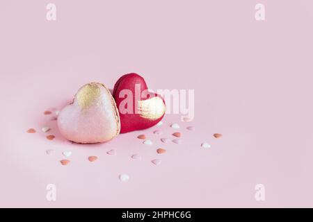 Macarons en forme de cœur sur fond rose pastel. Concept pour la Saint-Valentin. Placer pour le texte. Banque D'Images