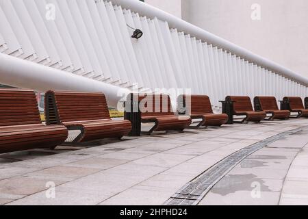 Bancs modernes sur la place de la ville. Amélioration de la ville, urbanisme, espaces publics, design urbain moderne Banque D'Images