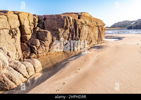 Les belles pierres à la baie de Cloughglass et la plage de Burtonport dans le comté de Donegal - Irlande. Banque D'Images