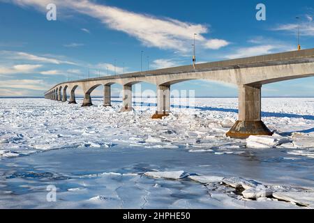 Le pont de la Confédération, en hiver, relie l'Île-du-Prince-Édouard à la partie continentale du Nouveau-Brunswick, Canada. Vue de la Borden, Île-du-Prince-Édouard. Banque D'Images