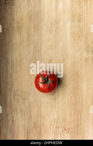 Tomates rouges fraîchement mûres sur la planche à découper avec espace de copie. Vue de dessus. Lumière naturelle. Banque D'Images