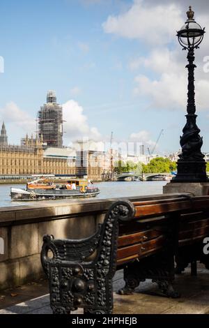 Londres, Royaume-Uni - 13 septembre 2019 : Big Ben en travaux depuis les quais de la Tamise à Londres Banque D'Images