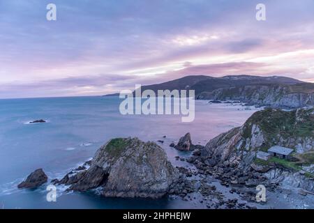 Spectaculaire côte atlantique près de Cabo Ortegal en Galice, Espagne, avec des vagues puissantes, des falaises volcaniques escarpées et un temps brumeux créant un océan sauvage A. Banque D'Images