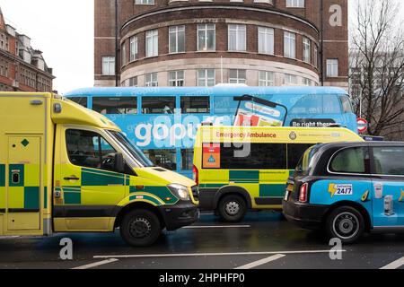 Belle correspondance de couleurs à l'extérieur de Warren Street Station, Londres Royaume-Uni. Un taxi londonien, un bus londonien et des véhicules paramédiques sont tous de couleur assortie Banque D'Images