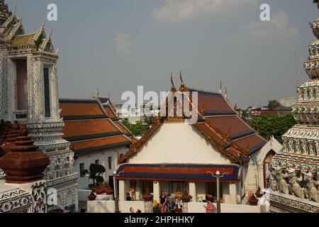 Touristes visitant le temple de Wat Arun avec l'horizon de Bangkok en arrière-plan Banque D'Images