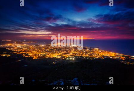 Fantastique vue aérienne de la ville illuminée par des lumières. Scène spectaculaire et pittoresque. Lieu Trapani, Erice, Sicile, Italie, Europe. Méditerranée Banque D'Images