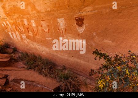 Cet ancien panneau d'art rupestre a plus de 700 ans et a été peint sur le mur d'un canyon isolé dans le parc national des Canyonlands, dans le sud-est Banque D'Images