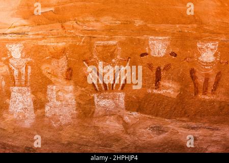 Détail de cinq figures dans le panneau de pictogrammes treize visages, peint il y a plus de 700 ans dans ce qui semble être le style Fremont de l'art rupestre Canyon Banque D'Images