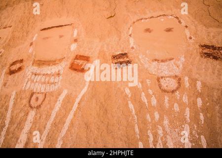 Cet ancien panneau d'art rupestre, appelé les cinq visages, a plus de 700 ans et a été peint sur le mur d'un canyon isolé dans la Natio Canyonlands Banque D'Images