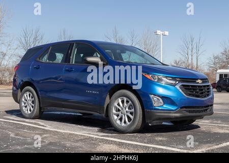 Plainfield - Circa février 2022 : Equinox de Chevrolet d'occasion exposé. Avec les problèmes d'approvisionnement actuels, Chevrolet compte sur les ventes de véhicules d'occasion certifiés Banque D'Images