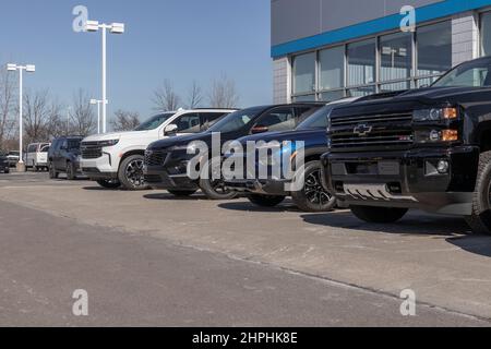 Plainfield - Circa février 2022 : exposition de camions et de vus Chevrolet à un établissement concessionnaire. Chevrolet offre des options de conduite à essence, électrique et électrique hybride. Banque D'Images